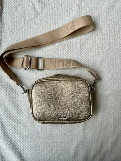 Cartera cruzada dorada Prune con correa ajustable - miniatura 1