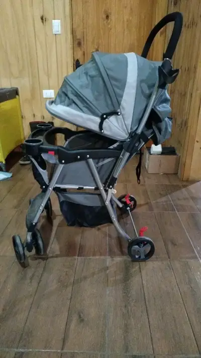 Coche de bebé plegable gris con portavasos - miniatura 1
