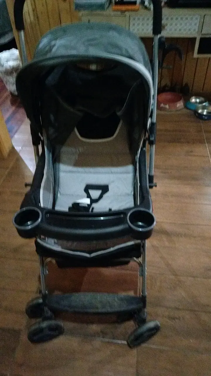 Coche de bebé plegable gris con portavasos - 2
