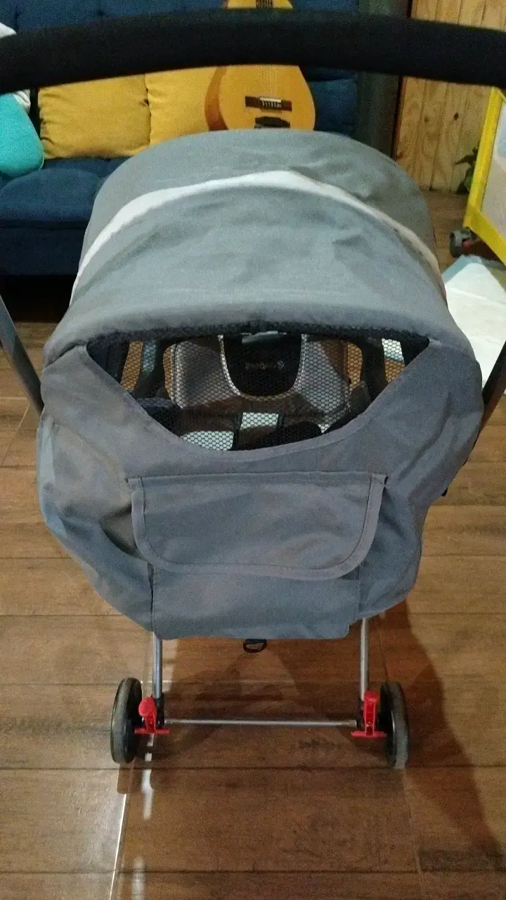 Coche de bebé plegable gris con portavasos - 3