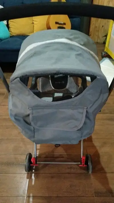 Coche de bebé plegable gris con portavasos - miniatura 3