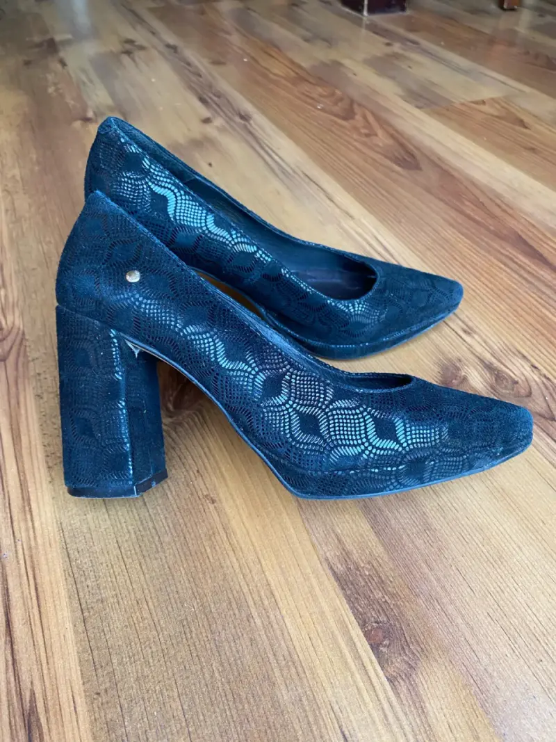 Zapatos de tacón alto negrocon diseño elegante