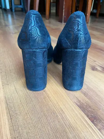 Zapatos de tacón alto negrocon diseño elegante - miniatura 3