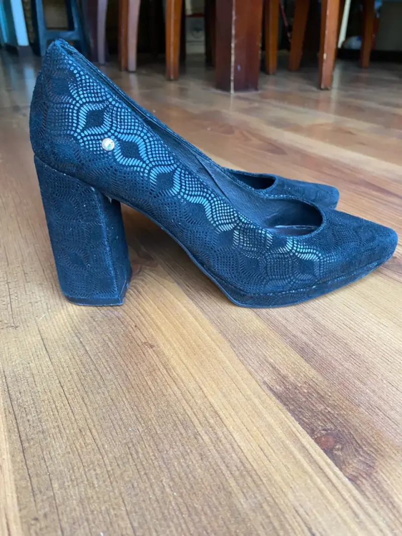 Zapatos de tacón alto negrocon diseño elegante - 4
