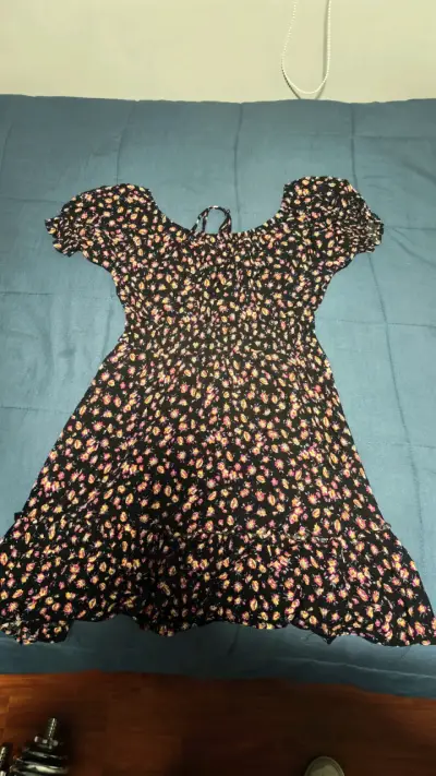 Vestido floral negro con mangas cortas - miniatura 1