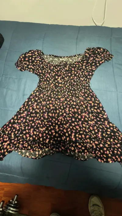 Vestido floral negro con mangas cortas - miniatura 2