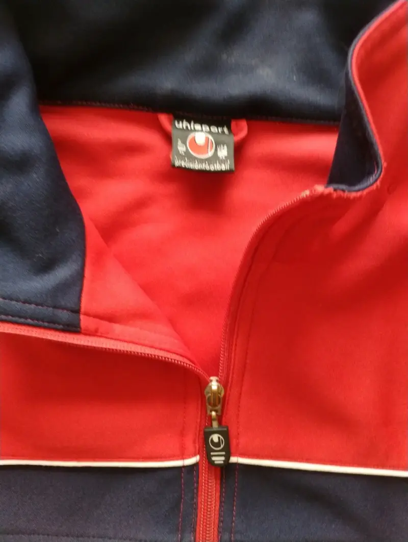 Chaqueta deportiva Uhlsport roja y azul - 4