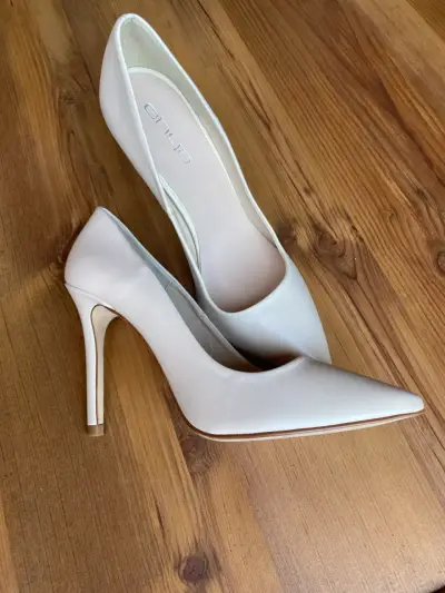 Zapatos de tacón alto beige elegantes - miniatura 1