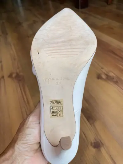 Zapatos de tacón alto beige elegantes - miniatura 2