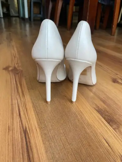 Zapatos de tacón alto beige elegantes - miniatura 3