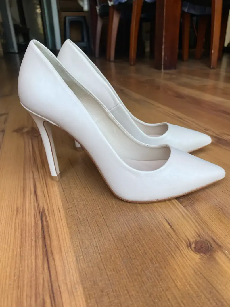 Zapatos de tacón alto beige elegantes - 4