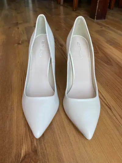 Zapatos de tacón alto beige elegantes - miniatura 6