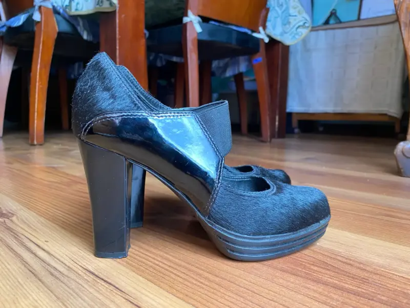 Zapatos de tacón alto negros elegantes