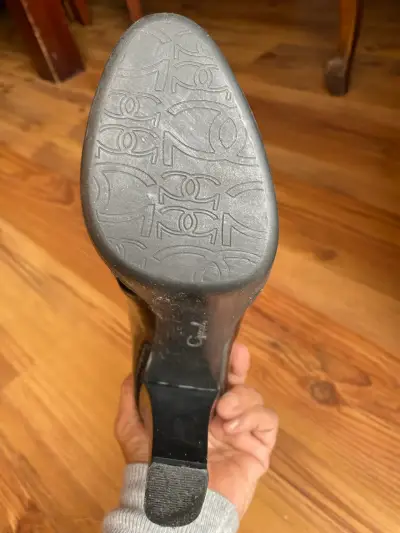 Zapatos de tacón alto negros elegantes - miniatura 4