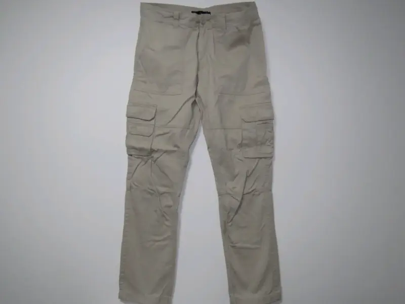 Pantalones cargo beige y jeans grises para hombre - 5