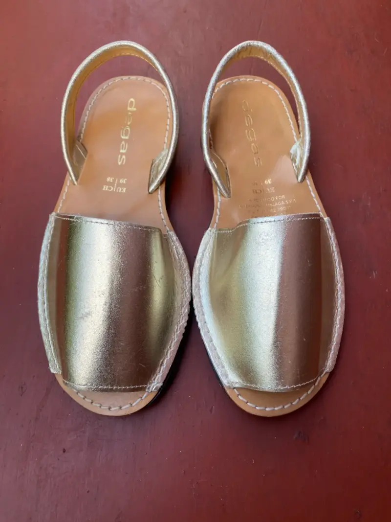Sandalias doradas de cuero Degas para mujer