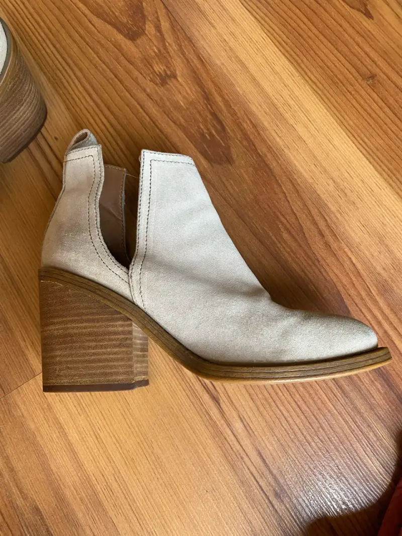 Botines de cuero beige con tacón alto