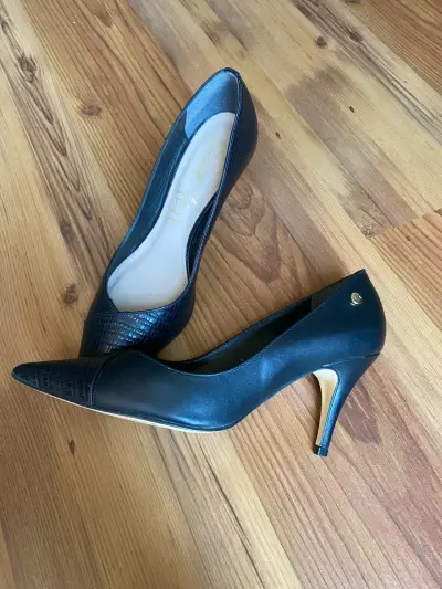 Zapatos de tacón alto negros de cuero elegante - miniatura 1