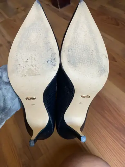 Zapatos de tacón alto negros de cuero elegante - miniatura 2