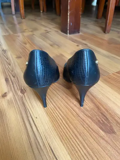 Zapatos de tacón alto negros de cuero elegante - miniatura 4