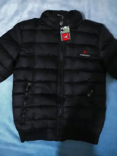 Chaqueta acolchada negra Jordan con capucha - miniatura 1