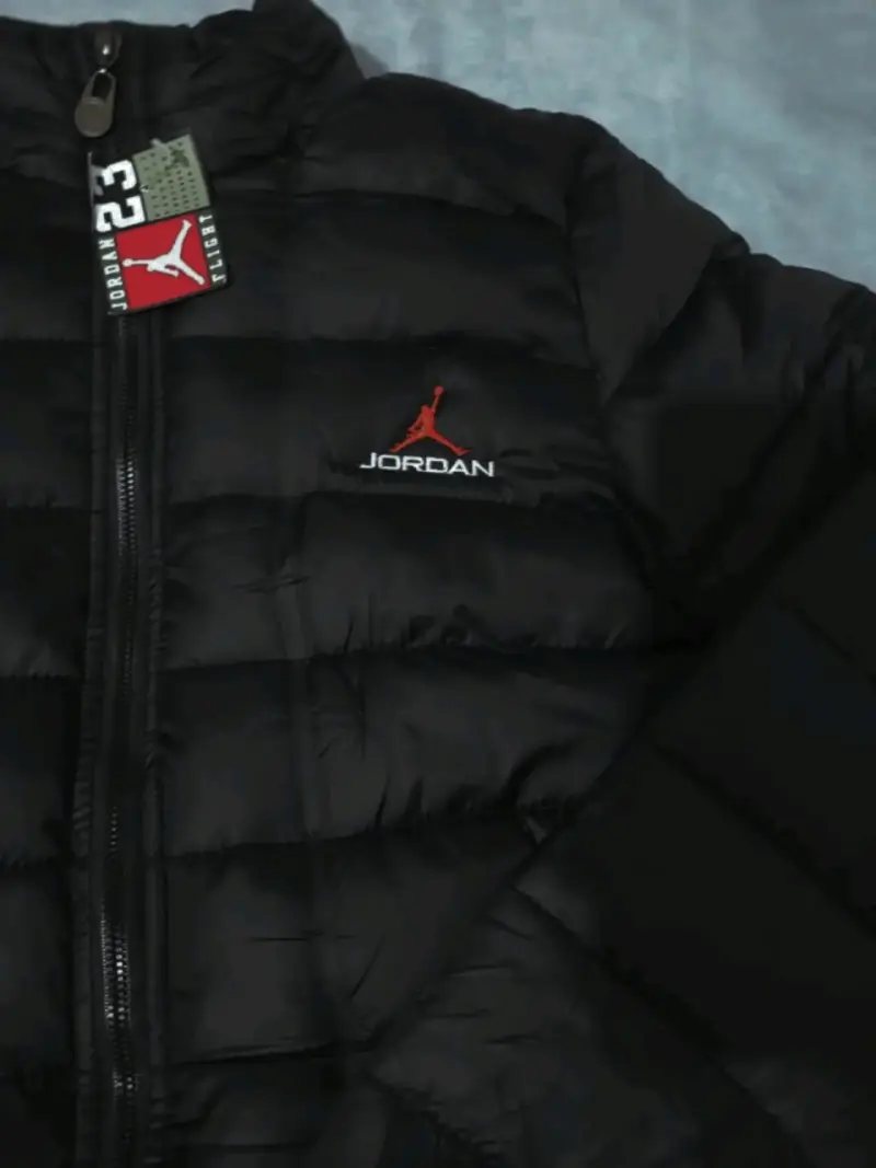 Chaqueta acolchada negra Jordan con capucha - 2