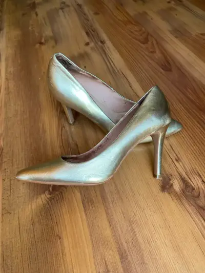 Zapatos de tacón dorados elegantes para mujer - miniatura 1