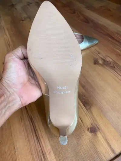 Zapatos de tacón dorados elegantes para mujer - miniatura 2