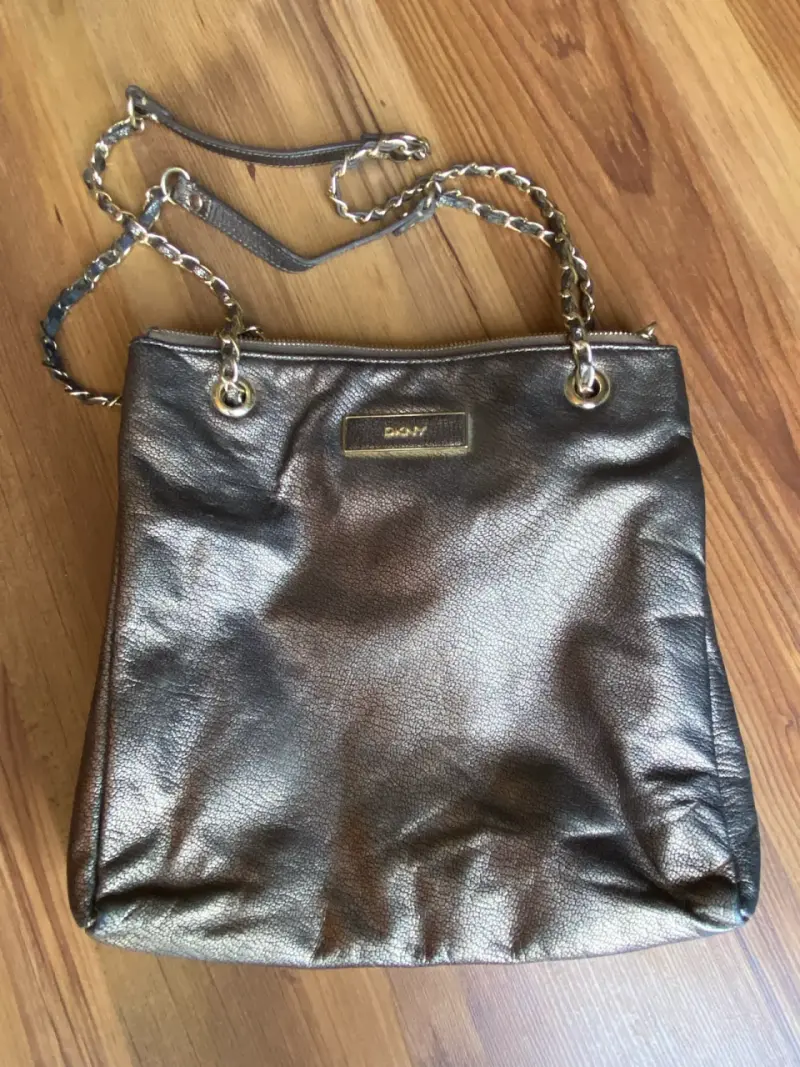Bolso DKNY metálico con cadena
