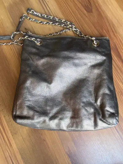 Bolso DKNY metálico con cadena - miniatura 2