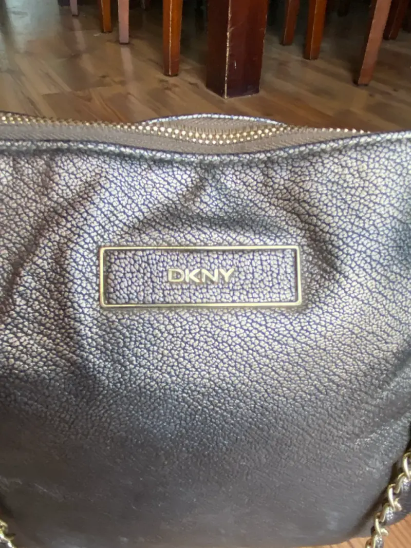 Bolso DKNY metálico con cadena - 3
