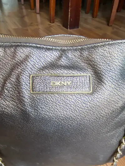 Bolso DKNY metálico con cadena - miniatura 3