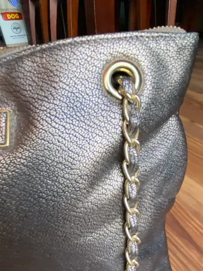 Bolso DKNY metálico con cadena - miniatura 4