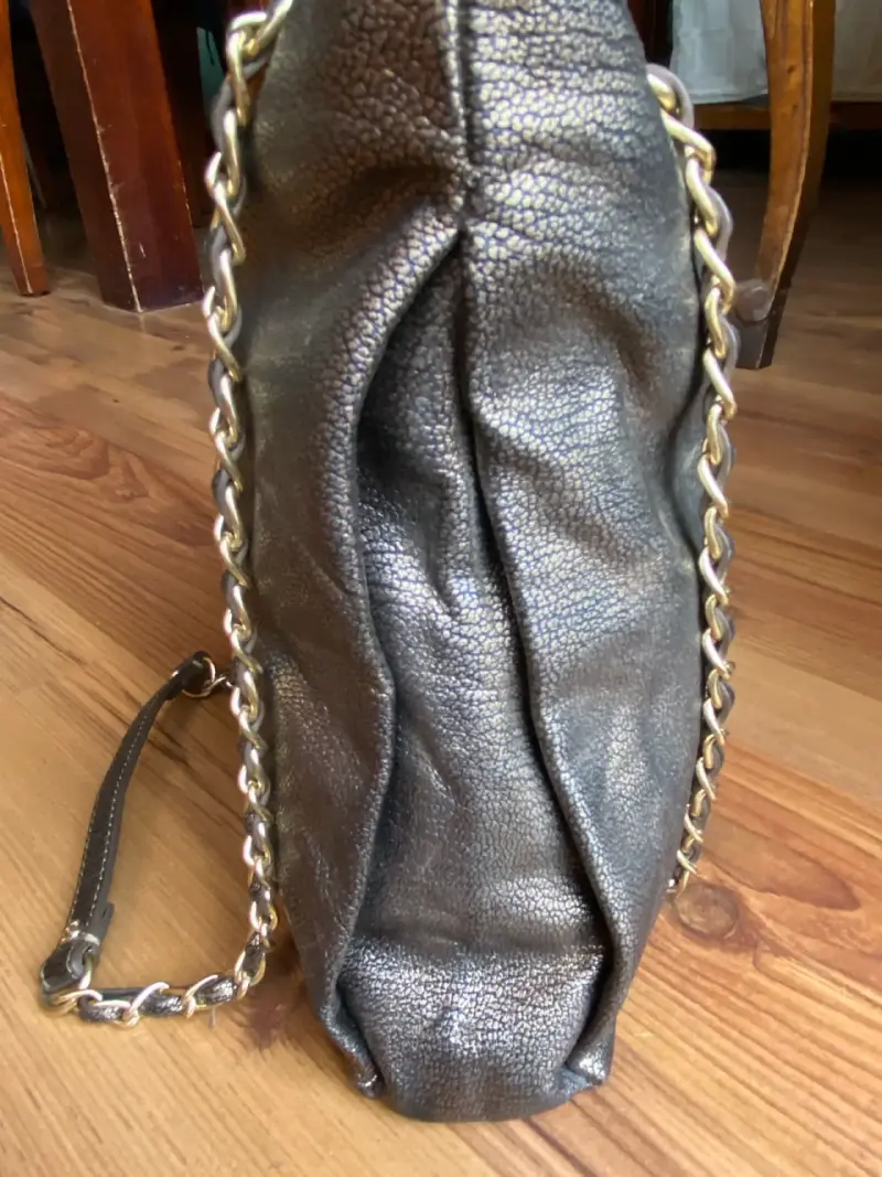 Bolso DKNY metálico con cadena - 6