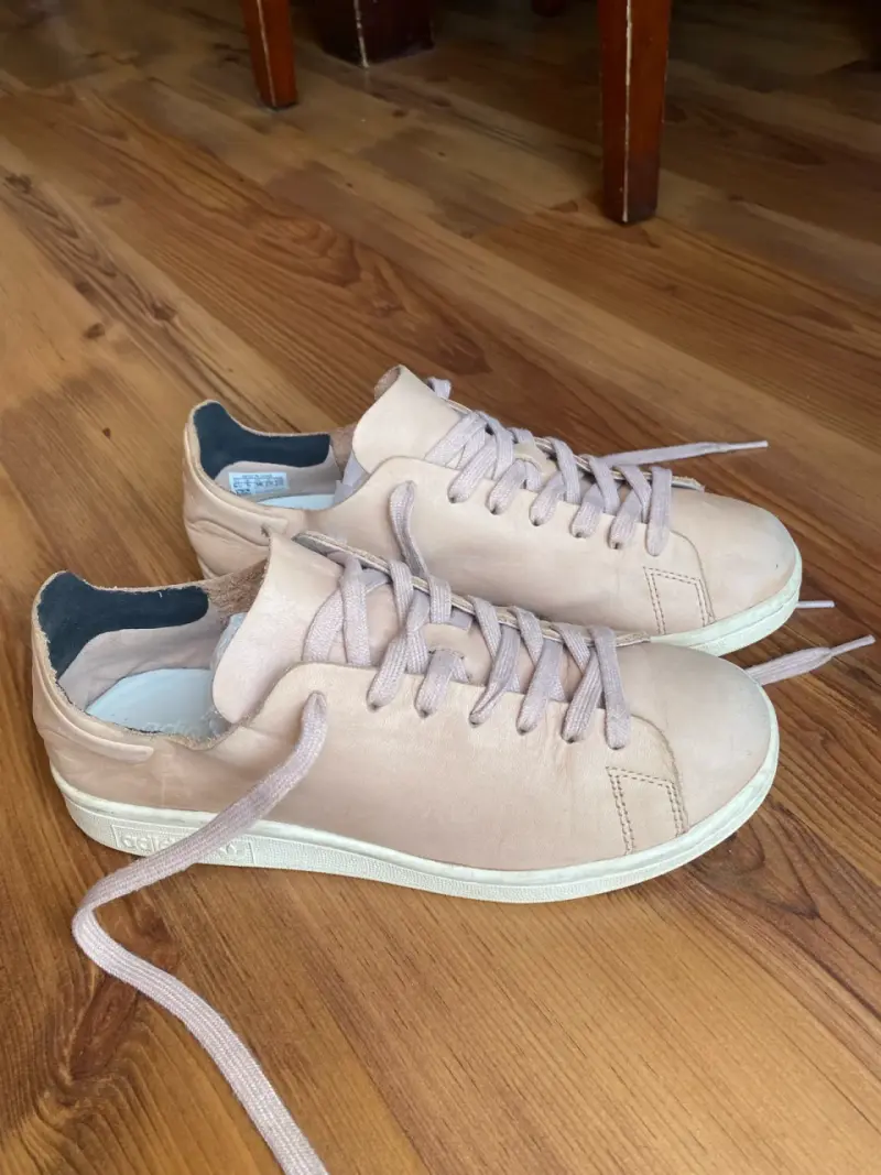 Zapatillas de cuero beige casuales para hombre
