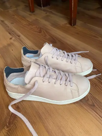 Zapatillas de cuero beige casuales para hombre - miniatura 1