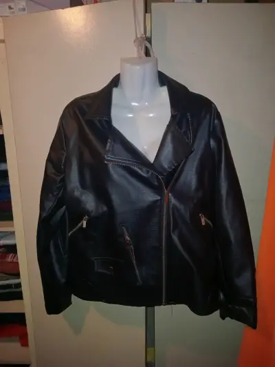 Chaqueta de cuero sintético negra con forro cálido - miniatura 1