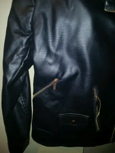 Chaqueta de cuero sintético negra con forro cálido - miniatura 2