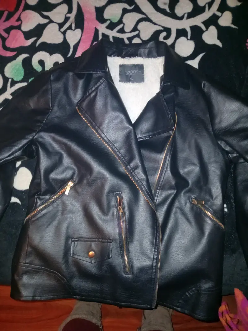 Chaqueta de cuero sintético negra con forro cálido - 4