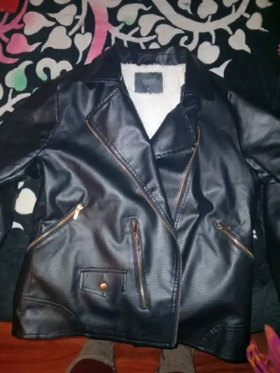 Chaqueta de cuero sintético negra con forro cálido - miniatura 4