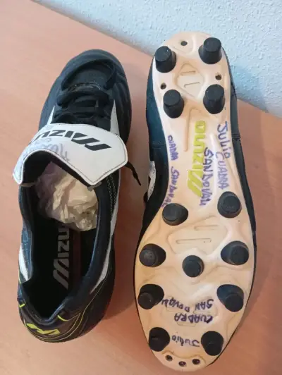 Botines de fútbol Mizuno negros con tacos - miniatura 1