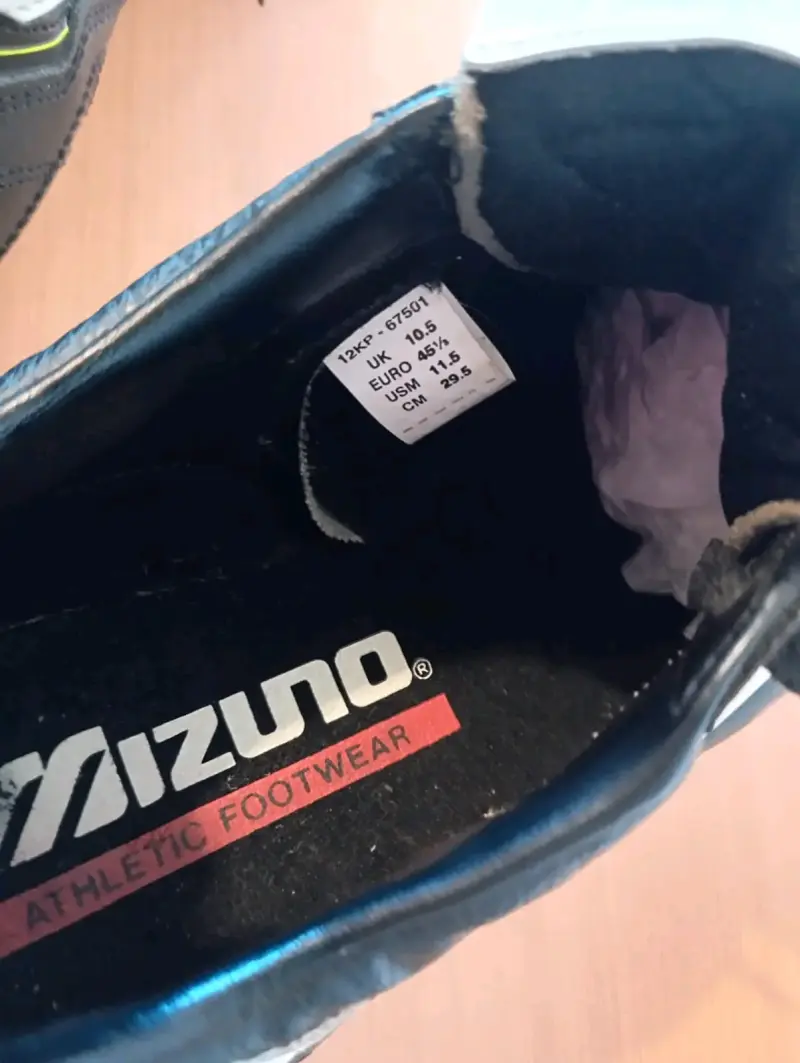 Botines de fútbol Mizuno negros con tacos - 3