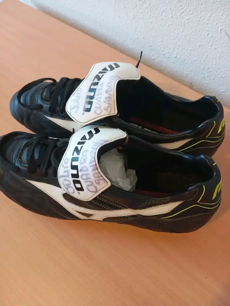 Botines de fútbol Mizuno negros con tacos - 4