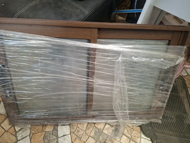 Ventana de alum color madera con vidrio esmerilado - 2
