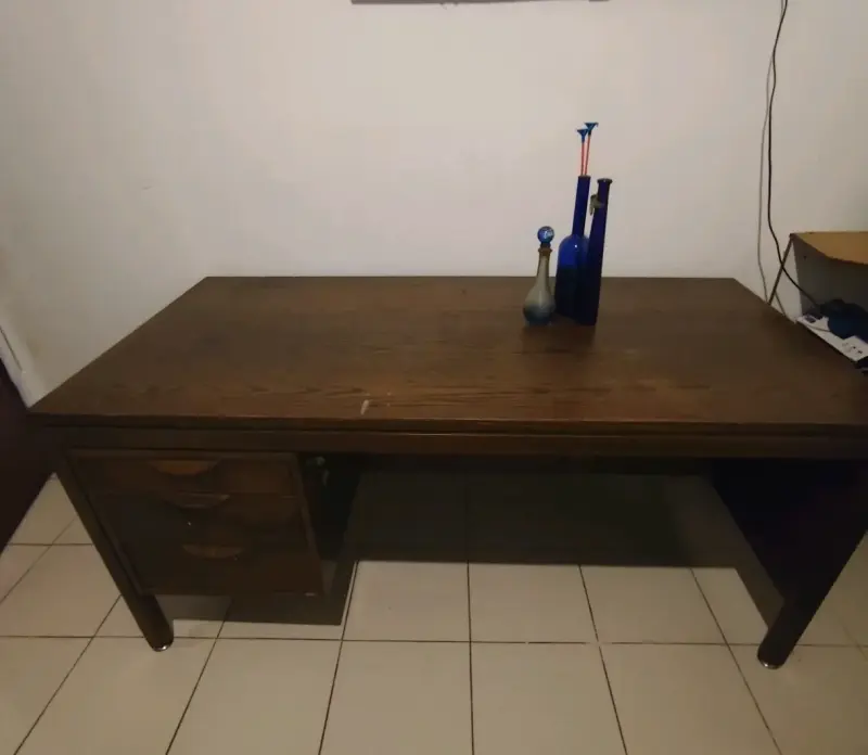 Escritorio de madera con cajonera lateral