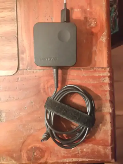 Laptop Lenovo Ideapad 320 con cargador - miniatura 3