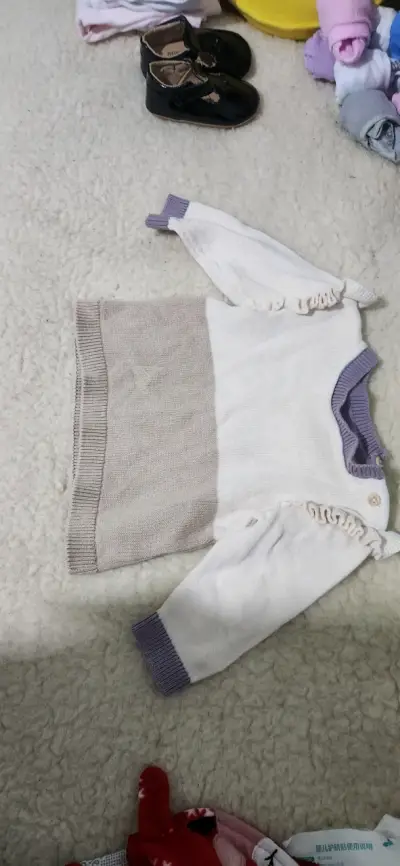 Suéter de bebé H&M beige y lila - miniatura 4