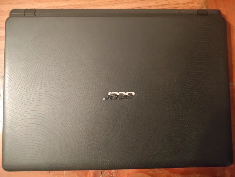 Laptop Acer con cargador en buen estado - 1