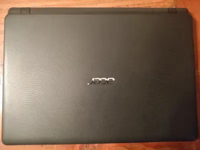 Laptop Acer con cargador en buen estado - miniatura 1