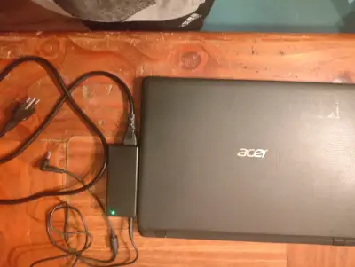Laptop Acer con cargador en buen estado - miniatura 3